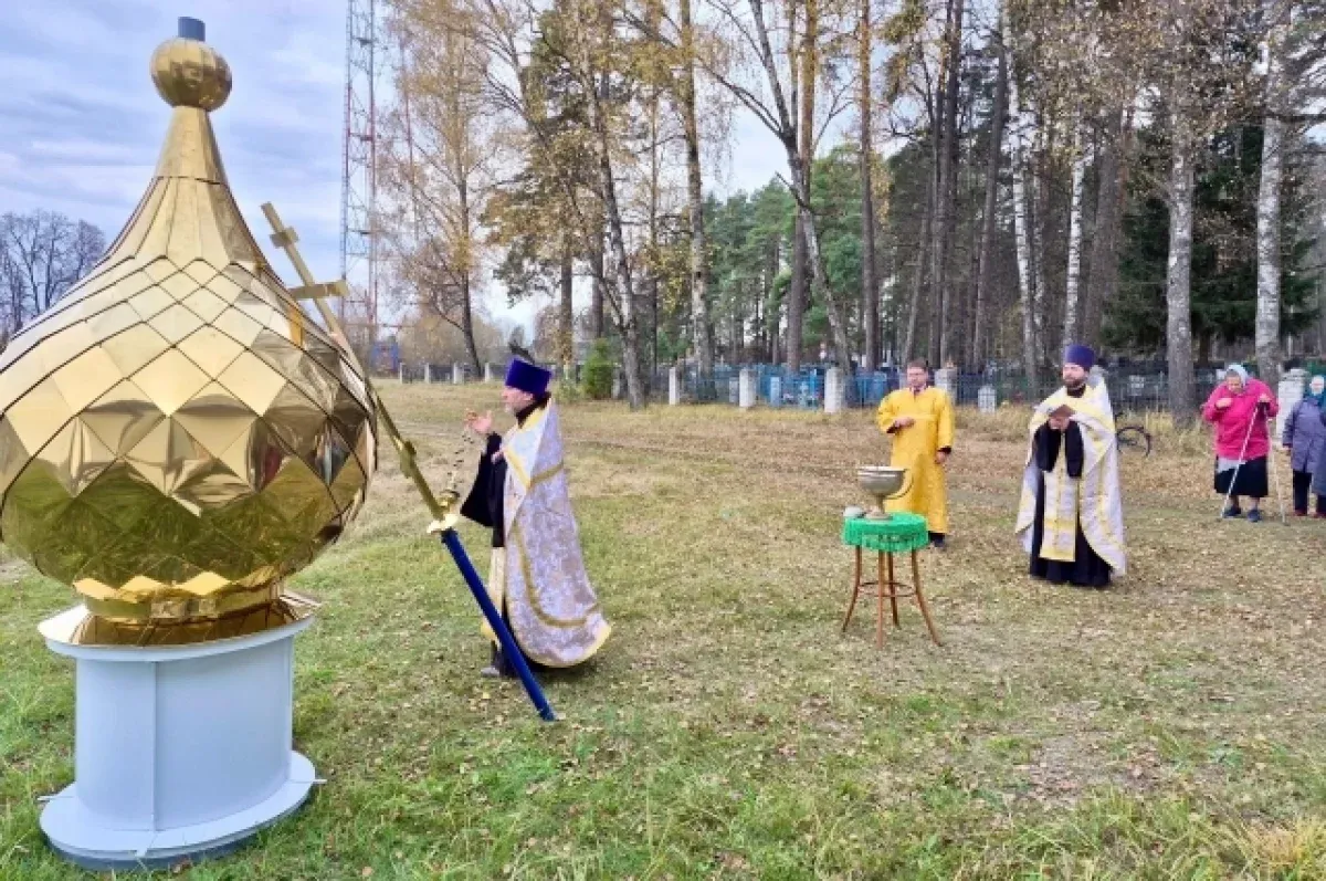 В Стеклянной Радице освятили крест и купол строящегося храма