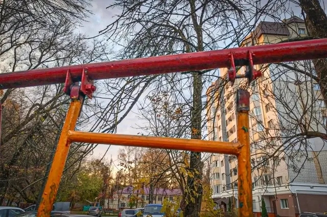 В Брянске убирают аварийные детские площадки без владельцев