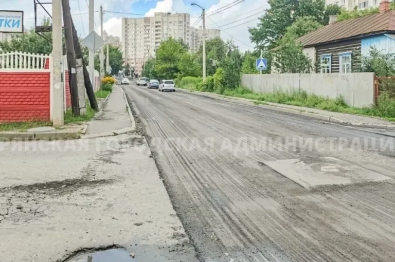 На улице Вяземского в Брянске завершают капремонт и построили две парковки